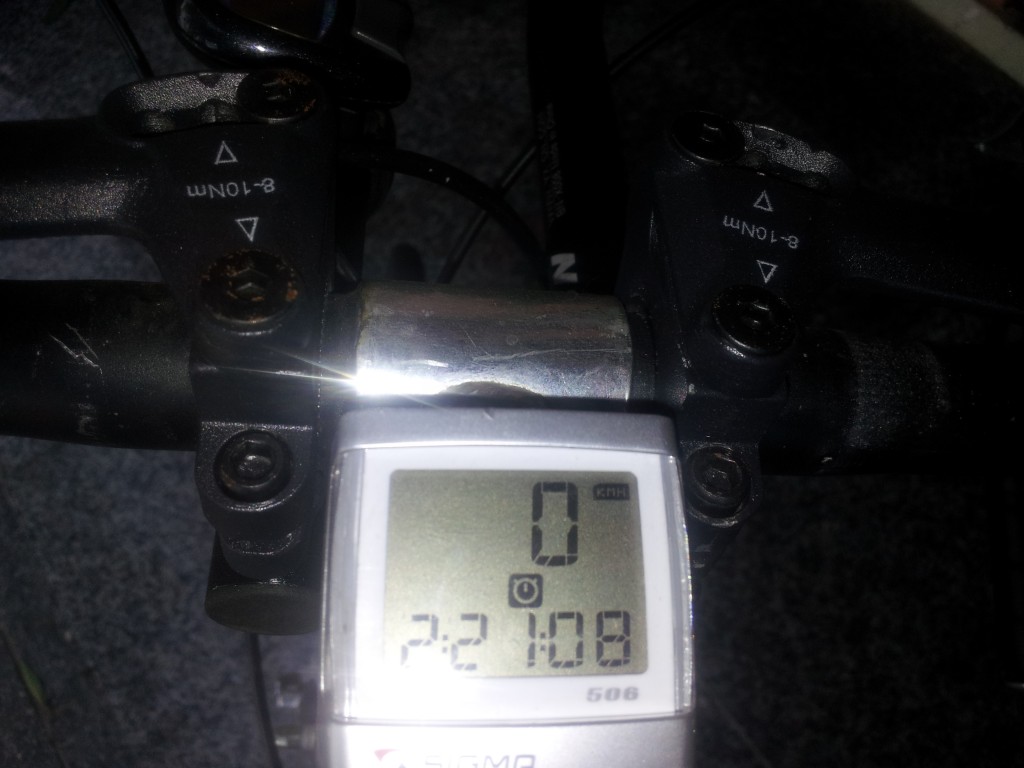 Velocímetro só na apresentação. Já é um medidor de RPM.